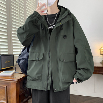 Muška kordurova jakna s kapuljom, opuštenog kroja, odvojiva kapuljača, jednostruko prednje zatvaranje, dugi rukavi, regularna duljina, glavni materijal: krzno zeca, proljeće 2025