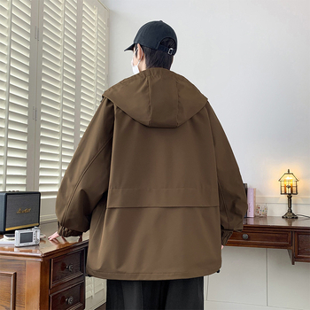 Muška kordurova jakna s kapuljom, opuštenog kroja, odvojiva kapuljača, jednostruko prednje zatvaranje, dugi rukavi, regularna duljina, glavni materijal: krzno zeca, proljeće 2025