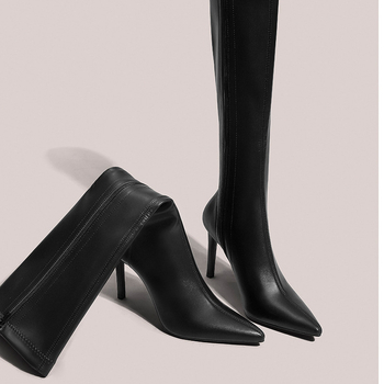 Ceļgalu ilguma zābaki ar smailu purnu, plāns papēdis 6–8 cm, augšējā daļa no īstas ādas, sānu rāvējslēdzējs, iekšpuse vilnas un kašmīra maisījumā