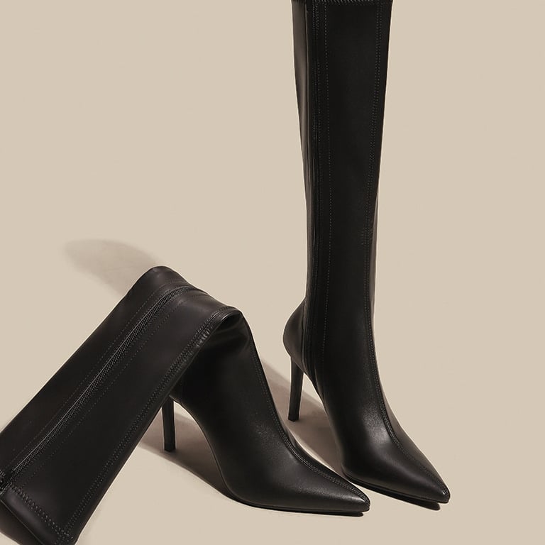 Ceļgalu ilguma zābaki ar smailu purnu, plāns papēdis 6–8 cm, augšējā daļa no īstas ādas, sānu rāvējslēdzējs, iekšpuse vilnas un kašmīra maisījumā