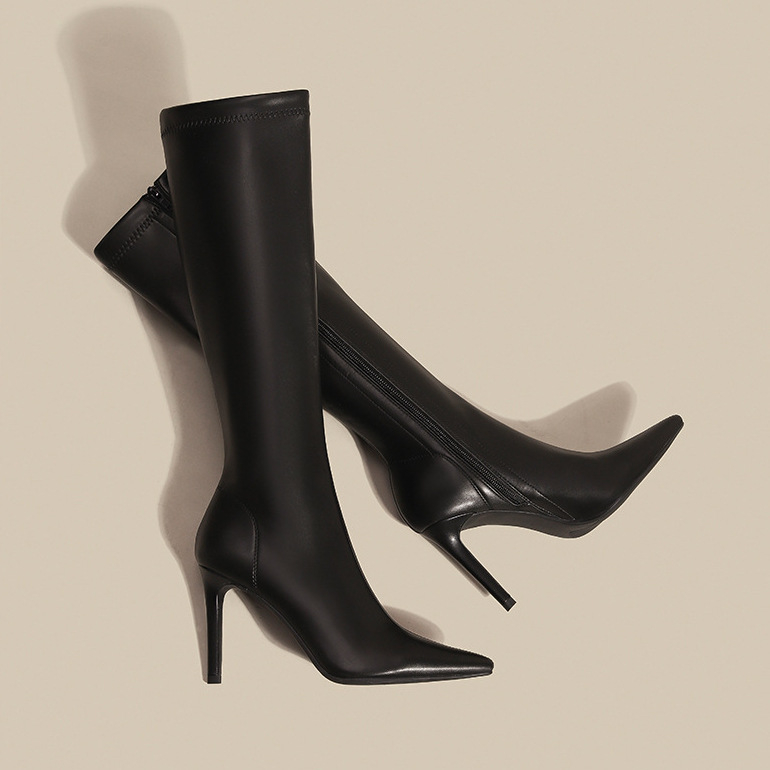 Ceļgalu ilguma zābaki ar smailu purnu, plāns papēdis 6–8 cm, augšējā daļa no īstas ādas, sānu rāvējslēdzējs, iekšpuse vilnas un kašmīra maisījumā