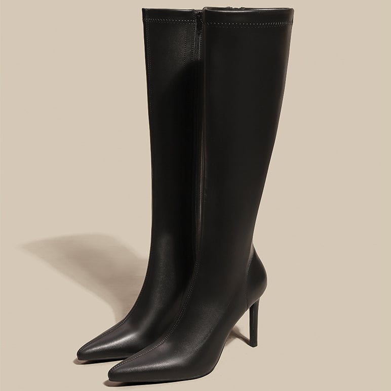 Ceļgalu ilguma zābaki ar smailu purnu, plāns papēdis 6–8 cm, augšējā daļa no īstas ādas, sānu rāvējslēdzējs, iekšpuse vilnas un kašmīra maisījumā