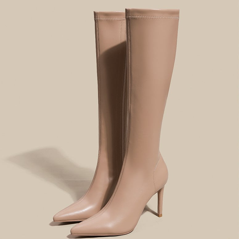 Ceļgalu ilguma zābaki ar smailu purnu, plāns papēdis 6–8 cm, augšējā daļa no īstas ādas, sānu rāvējslēdzējs, iekšpuse vilnas un kašmīra maisījumā