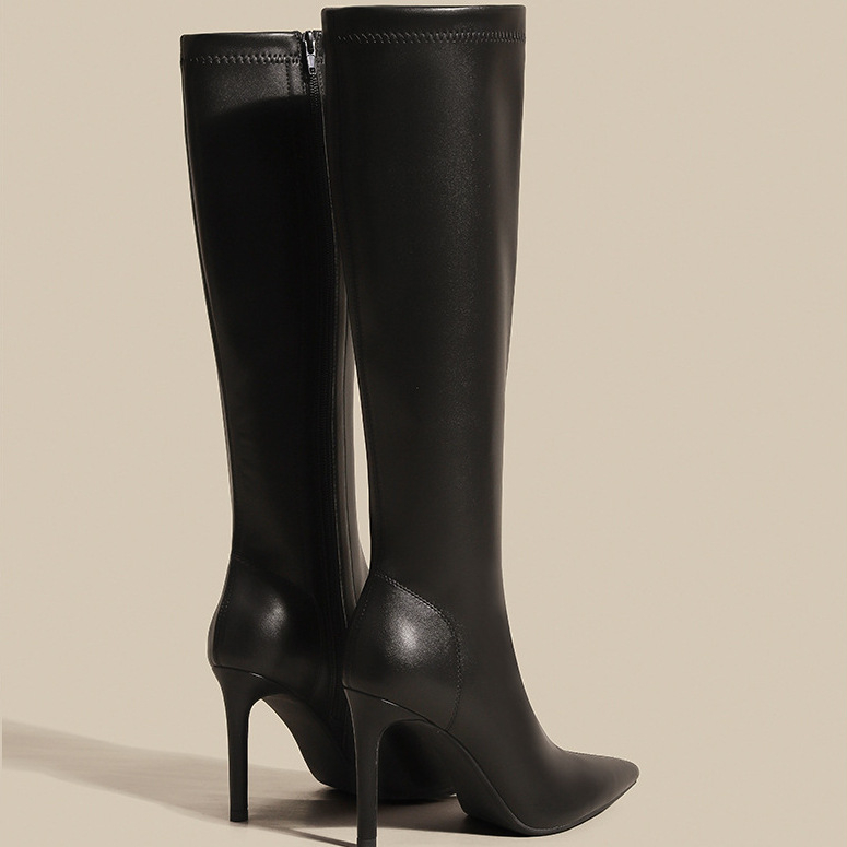 Ceļgalu ilguma zābaki ar smailu purnu, plāns papēdis 6–8 cm, augšējā daļa no īstas ādas, sānu rāvējslēdzējs, iekšpuse vilnas un kašmīra maisījumā