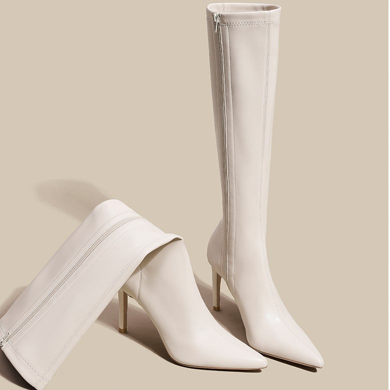 Ceļgalu ilguma zābaki ar smailu purnu, plāns papēdis 6–8 cm, augšējā daļa no īstas ādas, sānu rāvējslēdzējs, iekšpuse vilnas un kašmīra maisījumā