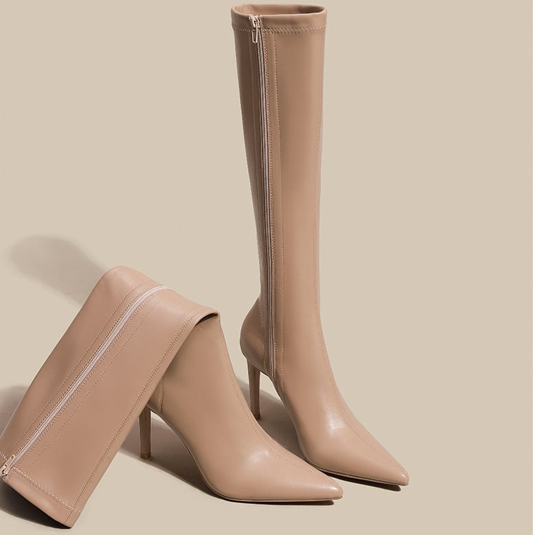 Ceļgalu ilguma zābaki ar smailu purnu, plāns papēdis 6–8 cm, augšējā daļa no īstas ādas, sānu rāvējslēdzējs, iekšpuse vilnas un kašmīra maisījumā