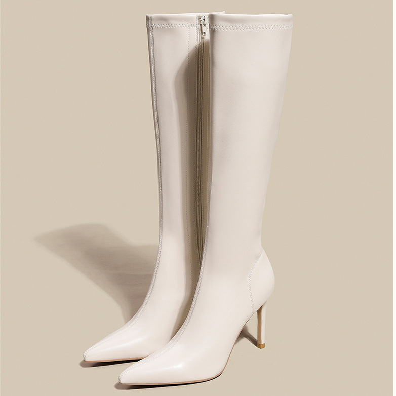 Ceļgalu ilguma zābaki ar smailu purnu, plāns papēdis 6–8 cm, augšējā daļa no īstas ādas, sānu rāvējslēdzējs, iekšpuse vilnas un kašmīra maisījumā