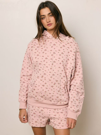 Moterų dviejų dalių komplektas rudens–žiemos sezonui su gėlių atspaudu kapucininiu megztiniu ir aukšto liemens šortais, euro-amerikietiškas gatvės stilius, 2025 ruduo