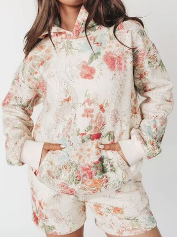 Moterų dviejų dalių komplektas rudens–žiemos sezonui su gėlių atspaudu kapucininiu megztiniu ir aukšto liemens šortais, euro-amerikietiškas gatvės stilius, 2025 ruduo