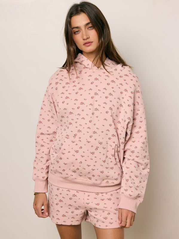 Moterų dviejų dalių komplektas rudens–žiemos sezonui su gėlių atspaudu kapucininiu megztiniu ir aukšto liemens šortais, euro-amerikietiškas gatvės stilius, 2025 ruduo