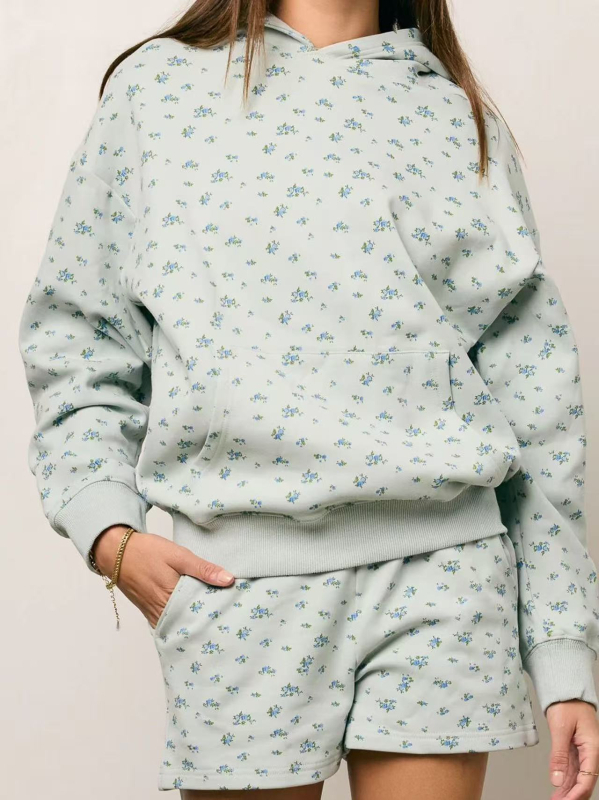 Moterų dviejų dalių komplektas rudens–žiemos sezonui su gėlių atspaudu kapucininiu megztiniu ir aukšto liemens šortais, euro-amerikietiškas gatvės stilius, 2025 ruduo