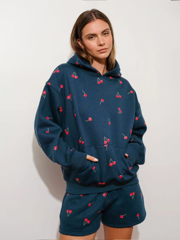 Moterų dviejų dalių komplektas rudens–žiemos sezonui su gėlių atspaudu kapucininiu megztiniu ir aukšto liemens šortais, euro-amerikietiškas gatvės stilius, 2025 ruduo