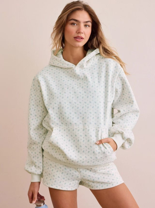 Moterų dviejų dalių komplektas rudens–žiemos sezonui su gėlių atspaudu kapucininiu megztiniu ir aukšto liemens šortais, euro-amerikietiškas gatvės stilius, 2025 ruduo