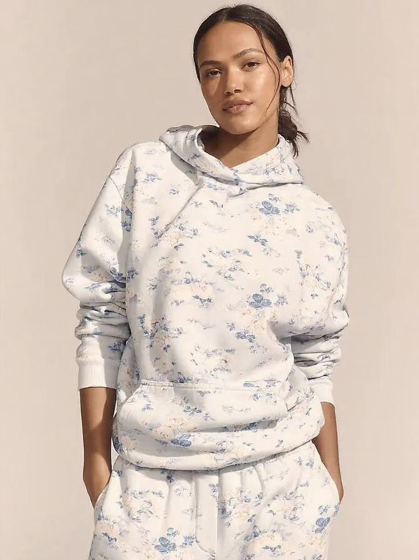 Moterų dviejų dalių komplektas rudens–žiemos sezonui su gėlių atspaudu kapucininiu megztiniu ir aukšto liemens šortais, euro-amerikietiškas gatvės stilius, 2025 ruduo