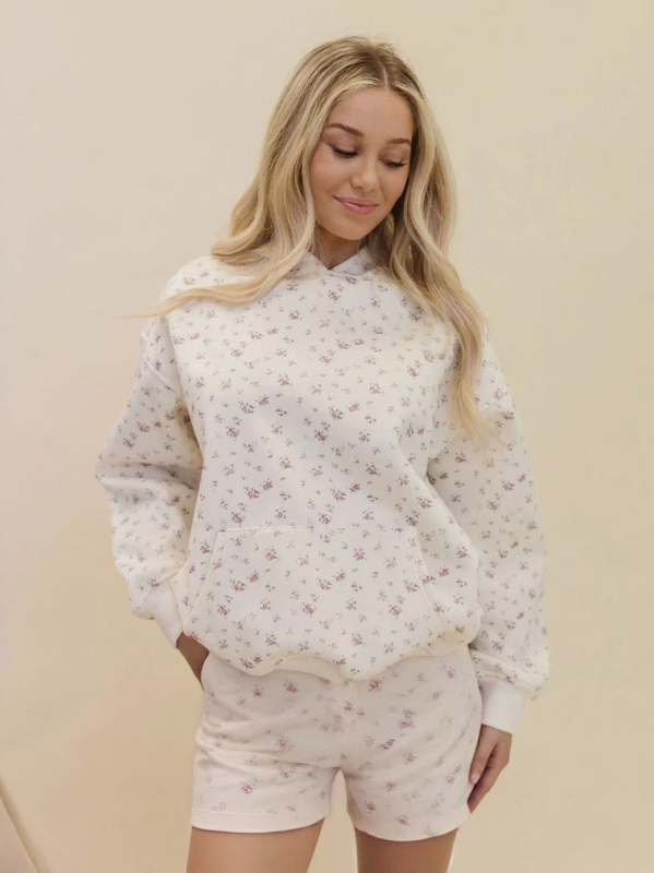 Moterų dviejų dalių komplektas rudens–žiemos sezonui su gėlių atspaudu kapucininiu megztiniu ir aukšto liemens šortais, euro-amerikietiškas gatvės stilius, 2025 ruduo