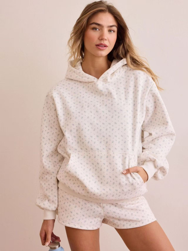 Moterų dviejų dalių komplektas rudens–žiemos sezonui su gėlių atspaudu kapucininiu megztiniu ir aukšto liemens šortais, euro-amerikietiškas gatvės stilius, 2025 ruduo