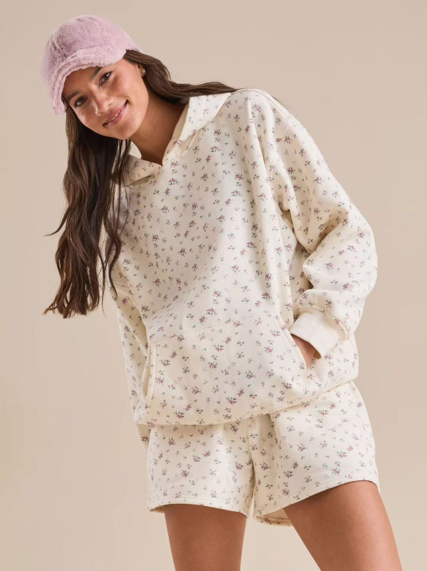 Moterų dviejų dalių komplektas rudens–žiemos sezonui su gėlių atspaudu kapucininiu megztiniu ir aukšto liemens šortais, euro-amerikietiškas gatvės stilius, 2025 ruduo