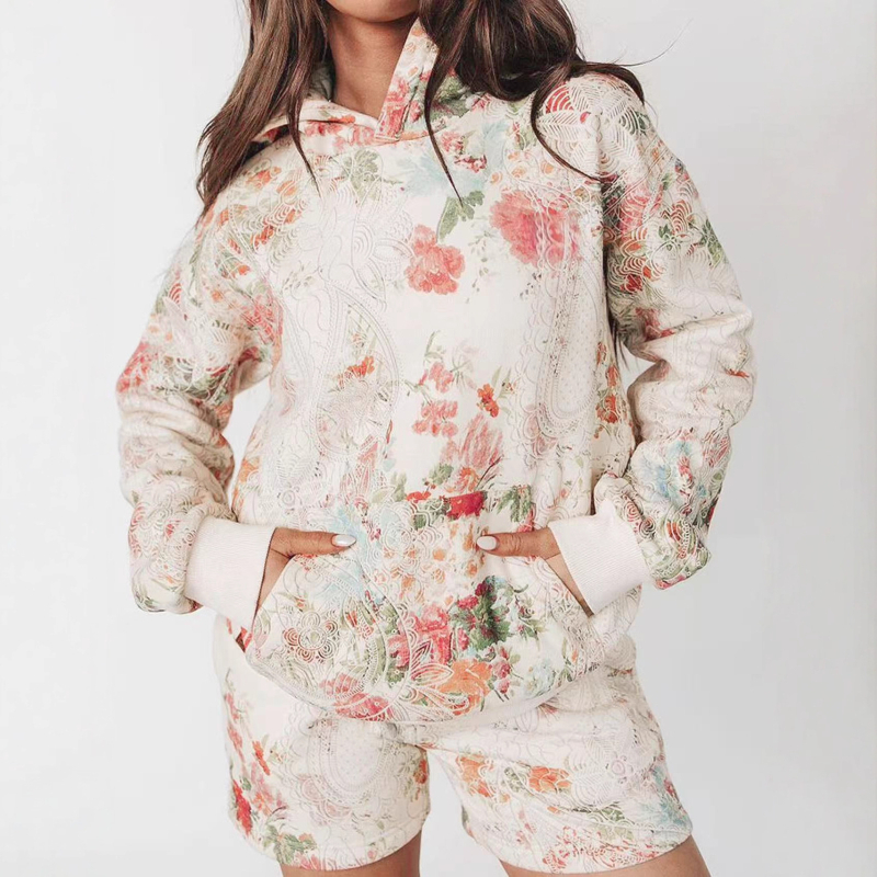 Moterų dviejų dalių komplektas rudens–žiemos sezonui su gėlių atspaudu kapucininiu megztiniu ir aukšto liemens šortais, euro-amerikietiškas gatvės stilius, 2025 ruduo