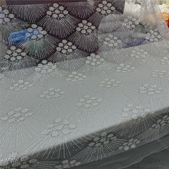 Poliestera mežģīne ar izšuvumu uz sietveida pamata, čaulīšu formas pērlītes un ziedu akcenti, bagāts izšuvums, kāzu tērpiem, zīmols Lace jierita, preces kods ys3