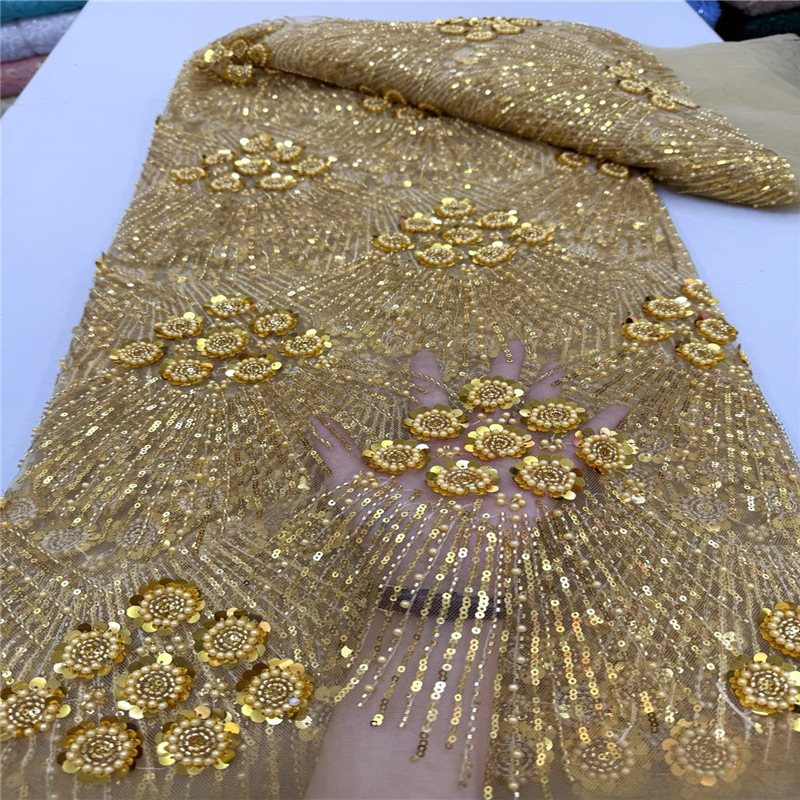 Poliestera mežģīne ar izšuvumu uz sietveida pamata, čaulīšu formas pērlītes un ziedu akcenti, bagāts izšuvums, kāzu tērpiem, zīmols Lace jierita, preces kods ys3