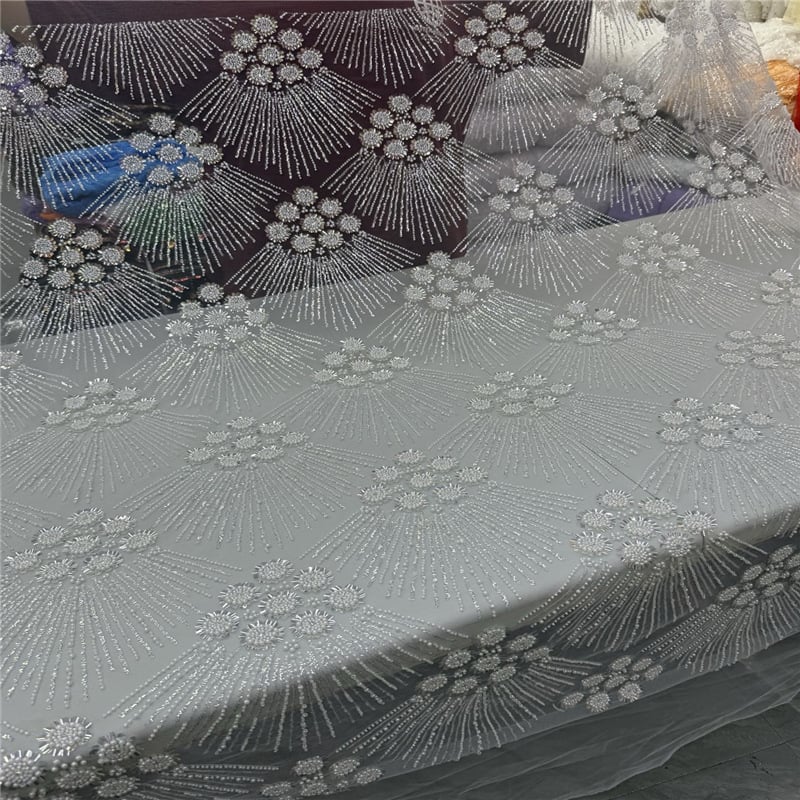 Poliestera mežģīne ar izšuvumu uz sietveida pamata, čaulīšu formas pērlītes un ziedu akcenti, bagāts izšuvums, kāzu tērpiem, zīmols Lace jierita, preces kods ys3