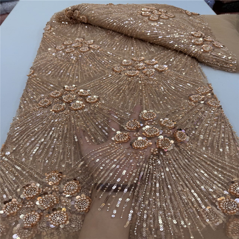 Poliestera mežģīne ar izšuvumu uz sietveida pamata, čaulīšu formas pērlītes un ziedu akcenti, bagāts izšuvums, kāzu tērpiem, zīmols Lace jierita, preces kods ys3