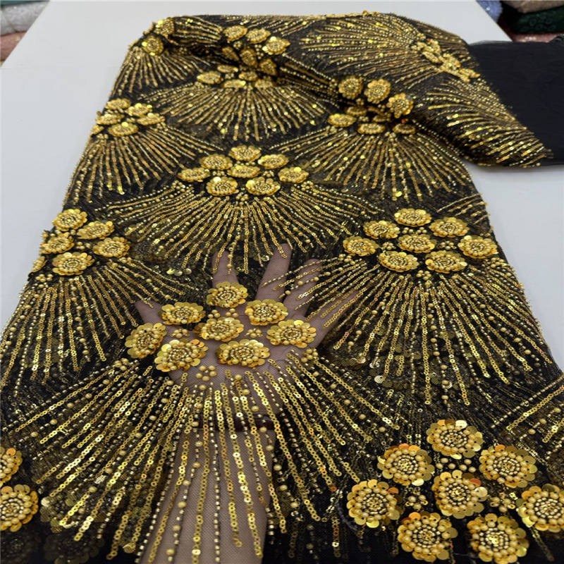 Poliestera mežģīne ar izšuvumu uz sietveida pamata, čaulīšu formas pērlītes un ziedu akcenti, bagāts izšuvums, kāzu tērpiem, zīmols Lace jierita, preces kods ys3