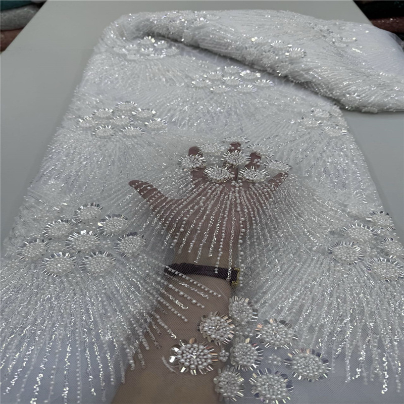 Poliestera mežģīne ar izšuvumu uz sietveida pamata, čaulīšu formas pērlītes un ziedu akcenti, bagāts izšuvums, kāzu tērpiem, zīmols Lace jierita, preces kods ys3