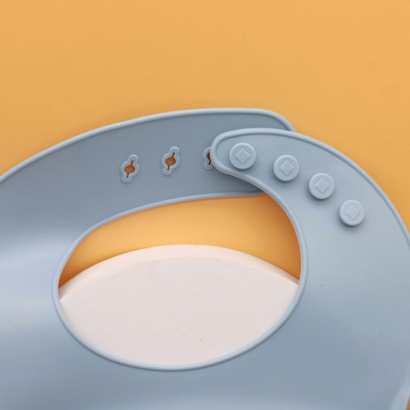 5-dijelni silikonski set za bebe: zdjela, tanjur s tri odjeljka, žlica, vilica i podbradnik, za bebe od 6 mjeseci