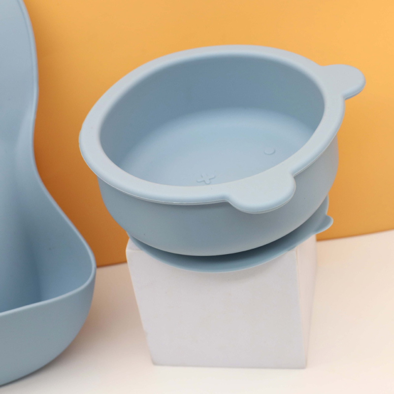 5-dijelni silikonski set za bebe: zdjela, tanjur s tri odjeljka, žlica, vilica i podbradnik, za bebe od 6 mjeseci