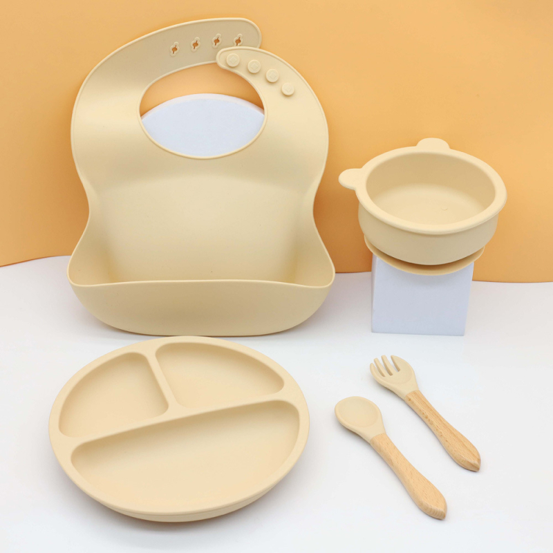 5-dijelni silikonski set za bebe: zdjela, tanjur s tri odjeljka, žlica, vilica i podbradnik, za bebe od 6 mjeseci