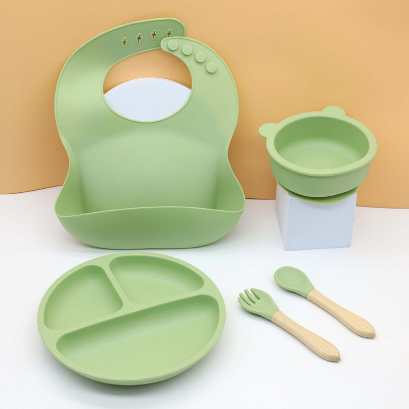 5-dijelni silikonski set za bebe: zdjela, tanjur s tri odjeljka, žlica, vilica i podbradnik, za bebe od 6 mjeseci