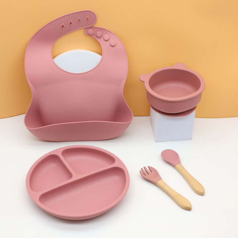 5-dijelni silikonski set za bebe: zdjela, tanjur s tri odjeljka, žlica, vilica i podbradnik, za bebe od 6 mjeseci