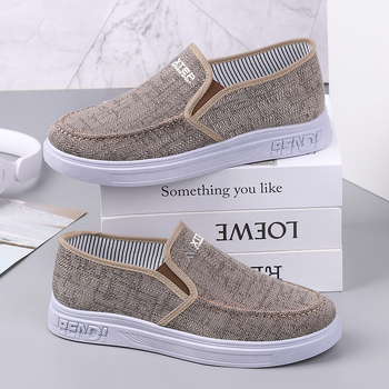 Vīriešu platmāš slip-on ikdienas apavi pavasarim un rudenēm — platmā augšdaļa; slip-on dizains; elpojošs tekstila iekšējais apvalks; zems papēdis 1–3 cm; injekcionētā zole