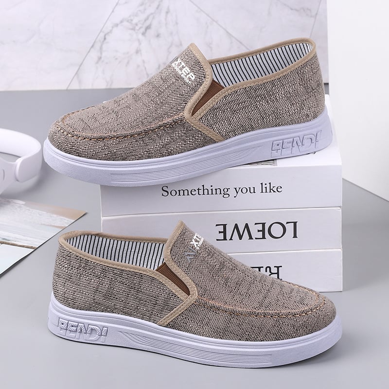 Vīriešu platmāš slip-on ikdienas apavi pavasarim un rudenēm — platmā augšdaļa; slip-on dizains; elpojošs tekstila iekšējais apvalks; zems papēdis 1–3 cm; injekcionētā zole