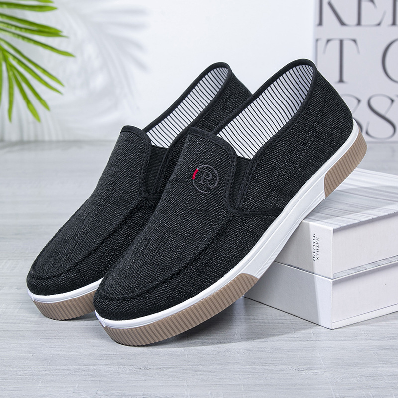 Vīriešu platmāš slip-on ikdienas apavi pavasarim un rudenēm — platmā augšdaļa; slip-on dizains; elpojošs tekstila iekšējais apvalks; zems papēdis 1–3 cm; injekcionētā zole