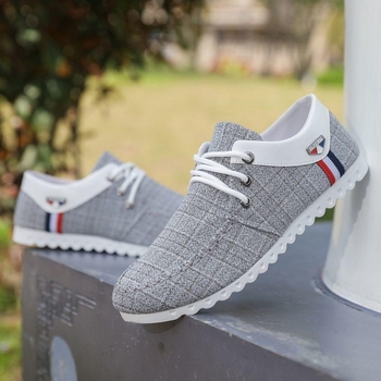 Vīriešu platna sneakers - elpojošs augšējais materiāls, šņorējamas, zems profils, gumijas zole, asas pirksts