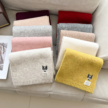 Universāls šalle no vilnas maisījuma, warp-knit, ar izšūtu suņa motīvu, ziemas siltumam