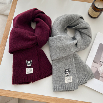 Universāls šalle no vilnas maisījuma, warp-knit, ar izšūtu suņa motīvu, ziemas siltumam