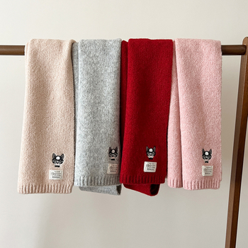 Universāls šalle no vilnas maisījuma, warp-knit, ar izšūtu suņa motīvu, ziemas siltumam