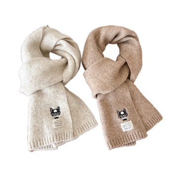 Universāls šalle no vilnas maisījuma, warp-knit, ar izšūtu suņa motīvu, ziemas siltumam