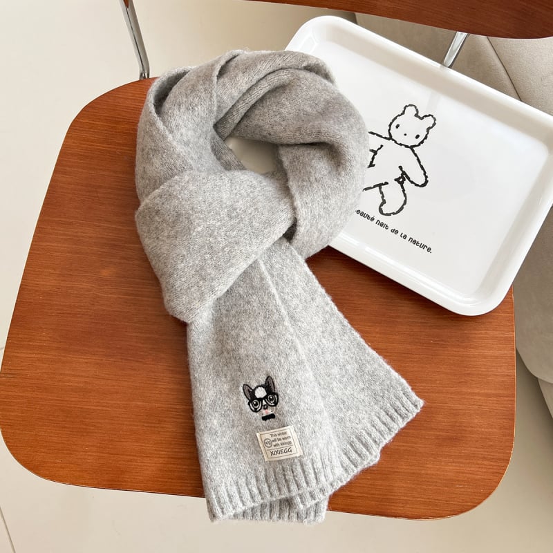 Universāls šalle no vilnas maisījuma, warp-knit, ar izšūtu suņa motīvu, ziemas siltumam