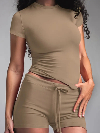 Dviejų dalių jogos komplektas: apvalios kaklo trumpomis rankovėmis viršus ir 3/4 ilgio kelnės, vasara 2025, medvilnės-poliesterio mišinys, 80–90% organinės medvilnės