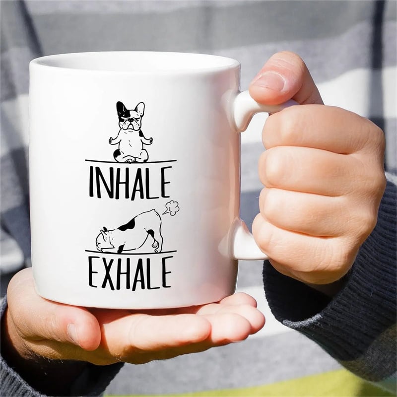 Kafijas krūze ar suņa motīvu — grafiskā pārnešana, biroja lietošanai, porcelāns Bone China, augstas temperatūras izturība, logotipa druka, personalizējama, dāvanu kastē