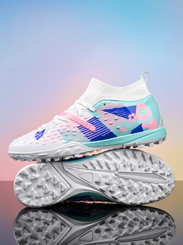 Futbola kurpes – Unisex, elpojošs augšējais slānis no sintētiskās ādas, gumijas zole, PU iekšzole, šņorēšana (Breathable upper, Synthetic leather, Rubber sole, PU insole, Lace-up)