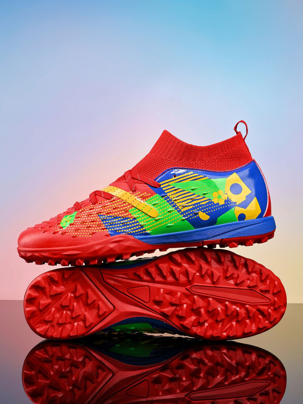 Futbola kurpes – Unisex, elpojošs augšējais slānis no sintētiskās ādas, gumijas zole, PU iekšzole, šņorēšana (Breathable upper, Synthetic leather, Rubber sole, PU insole, Lace-up)