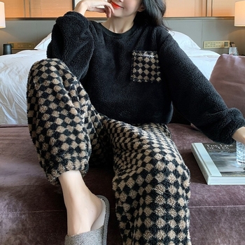 Sieviešu korallflisa pidžāmu komplekts - bieza, apaļš kakls, garas piedurknes (Korallflisa; kokvilnas saturs <30%; bieza; apaļš kakls; garas piedurknes)