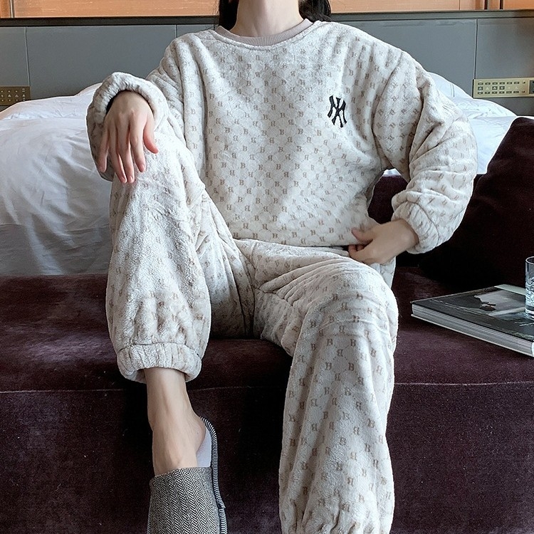 Sieviešu korallflisa pidžāmu komplekts - bieza, apaļš kakls, garas piedurknes (Korallflisa; kokvilnas saturs <30%; bieza; apaļš kakls; garas piedurknes)