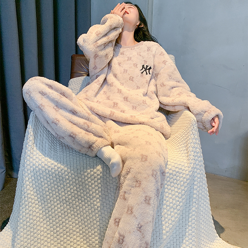 Sieviešu korallflisa pidžāmu komplekts - bieza, apaļš kakls, garas piedurknes (Korallflisa; kokvilnas saturs <30%; bieza; apaļš kakls; garas piedurknes)