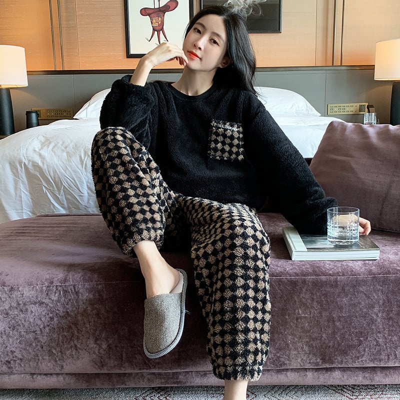 Sieviešu korallflisa pidžāmu komplekts - bieza, apaļš kakls, garas piedurknes (Korallflisa; kokvilnas saturs <30%; bieza; apaļš kakls; garas piedurknes)